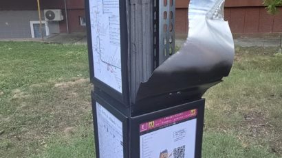 Reşiţa: Orarele de transport public din stația „Piața Mică” au fost vandalizate