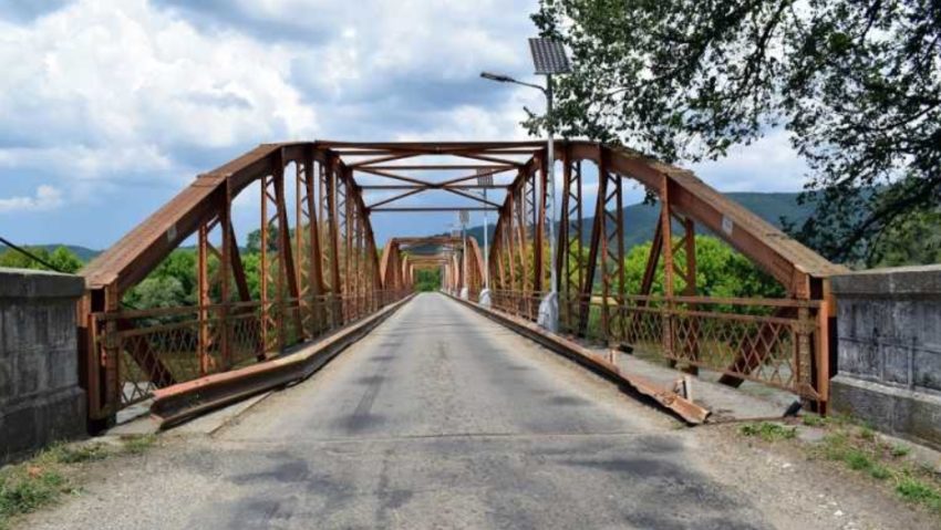 Arad: Podul istoric degradat de la Săvârșin, traversat în continuare de camioane de mare tonaj Arad: Podul istoric degradat de la Săvârșin, traversat în continuare de camioane de mare tonaj