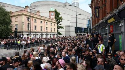 La Birmingham, mii de fani îi aduc un ultim omagiu lui Ozzy Osbourne