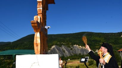Slujbă arhierească, sfințirea troiței și binecuvântarea casei parohiale din Mehadia în Duminica a 5-a după Rusalii