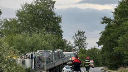 Un autotren care transporta butelii de oxigen comprimat s-a răsturnat între Brebu și Caransebeș. Circulaţia pe DN58 este blocată temporar!