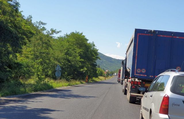 Trafic îngreunat pe DN6 între Lugoj și Timișoara: Coloane uriașe de mașini după devierea de pe autostradă Trafic îngreunat pe DN6 între Lugoj și Timișoara: Coloane uriașe de mașini după devierea de pe autostradă