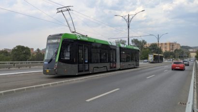 Circulație blocată temporar pe linia 1 de tramvai pe podul de la Intim. Călătorii sunt preluaţi de autobuzele electrice