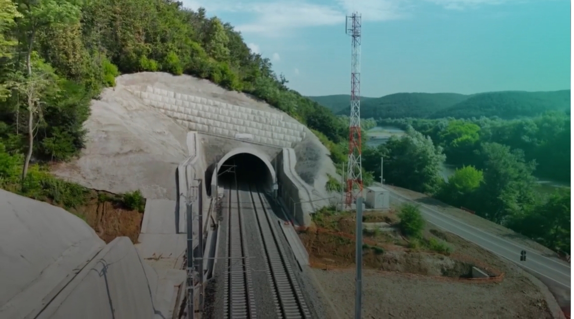 Tunelul BATA și noul traseu feroviar BÂRZAVA – VĂRĂDIA, deschise ...