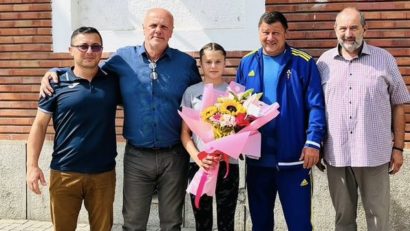 Andrada Dinţă, tânăra speranţă a luptelor reşiţene, primită cu flori şi felicitări la Primăria municipiului! Ioan Popa: “Reşiţa e mândră de tine!”