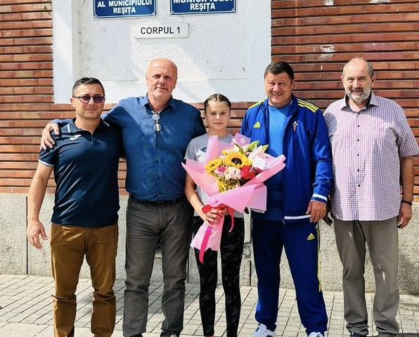 Andrada Dinţă, tânăra speranţă a luptelor reşiţene, primită cu flori şi felicitări la Primăria municipiului! Ioan Popa: “Reşiţa e mândră de tine!”