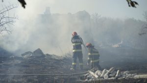 Peste 75 de pompieri luptă cu flăcările în mai multe localități din Mehedinţi