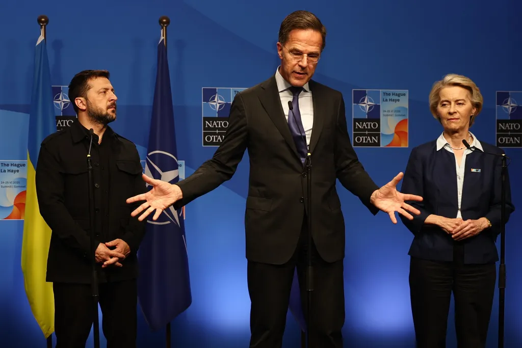 Europa și NATO fac scut în jurul Ucrainei. La întâlnirea de luni cu Trump vor merge și Rutte și Von der Leyen, plus cinci lideri europeni Europa și NATO fac scut în jurul Ucrainei. La întâlnirea de luni cu Trump vor merge și Rutte și Von der Leyen, plus cinci lideri europeni