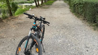 Avansează lucrările de amenajare a promenadei pe malul Bârzavei