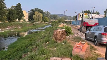 Avansează lucrările de amenajare a promenadei pe malul Bârzavei