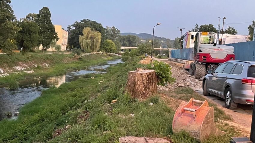 Avansează lucrările de amenajare a promenadei pe malul Bârzavei Avansează lucrările de amenajare a promenadei pe malul Bârzavei