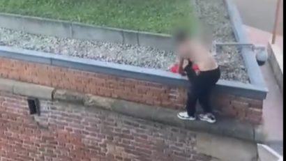 Video Un bărbat care amenința că se aruncă de pe clădirea Bastionului din Timișoara, oprit de jandarmi