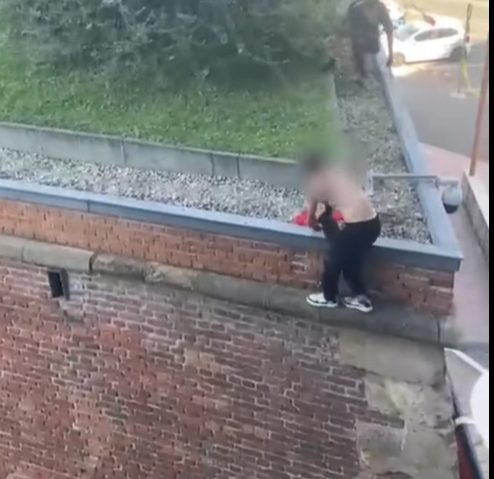 Video Un bărbat care amenința că se aruncă de pe clădirea Bastionului din Timișoara, oprit de jandarmi