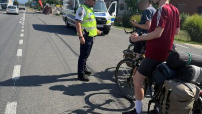 Sute de pietoni, bicicliști și utilizatori de trotinete electrice au fost amendați de polițiștii cărășeni