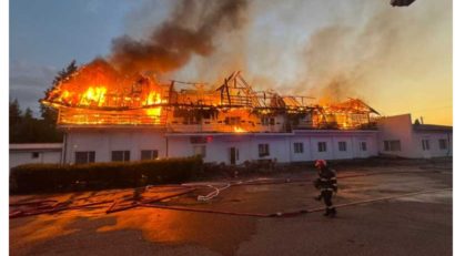 Hunedoara: Incendiu puternic la un complex turistic din Petroșani. Cinci persoane s-au autoevacuat