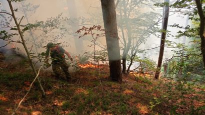 Incendiu de vegetație la Văliug: intervenție aeriană cu elicopter Black Hawk și 22 de aruncări cu apă