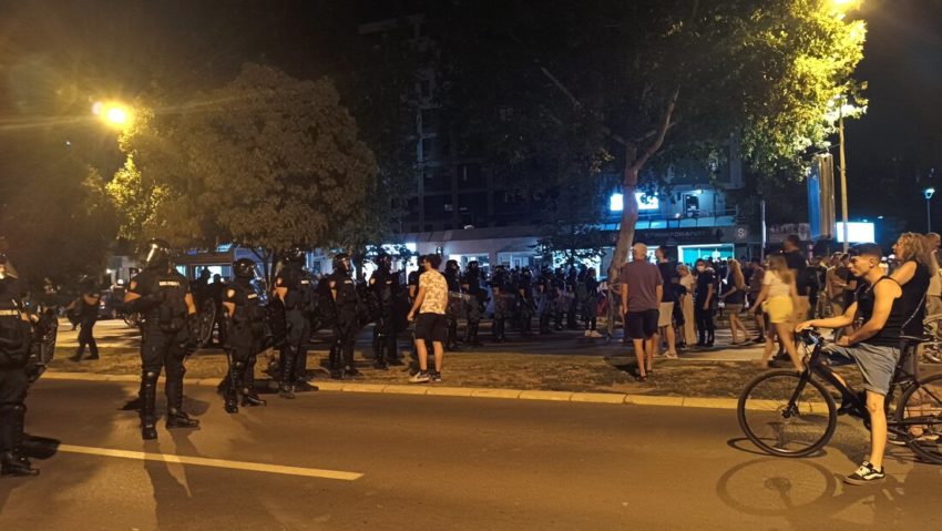 Tulburările au continuat la Belgrad, unde poliţia sârbă a folosit gaze lacrimogene pentru a dispersa protestatarii