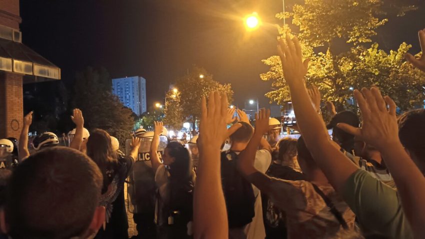 Proteste în Serbia: manifestații la Novi Sad și Belgrad împotriva reținerilor de protestatari
