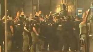 VIDEO Serbia: a cincea noapte de proteste, confruntări între manifestanți și susținătorii președintelui Vučić. Zeci de polițiști răniți