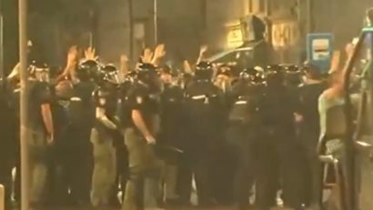 VIDEO Serbia: a cincea noapte de proteste, confruntări între manifestanți și susținătorii președintelui Vučić. Zeci de polițiști răniți