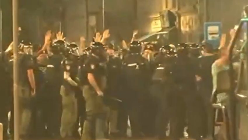 VIDEO Serbia: a cincea noapte de proteste, confruntări între manifestanți și susținătorii președintelui Vučić. Zeci de polițiști răniți