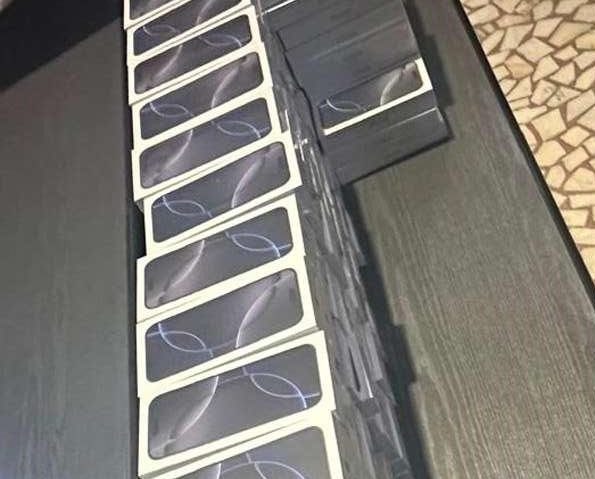 Telefoane mobile contrafăcute la frontiera României! Valoarea de inventar: 3.074.000 de lei Telefoane mobile contrafăcute la frontiera României! Valoarea de inventar: 3.074.000 de lei