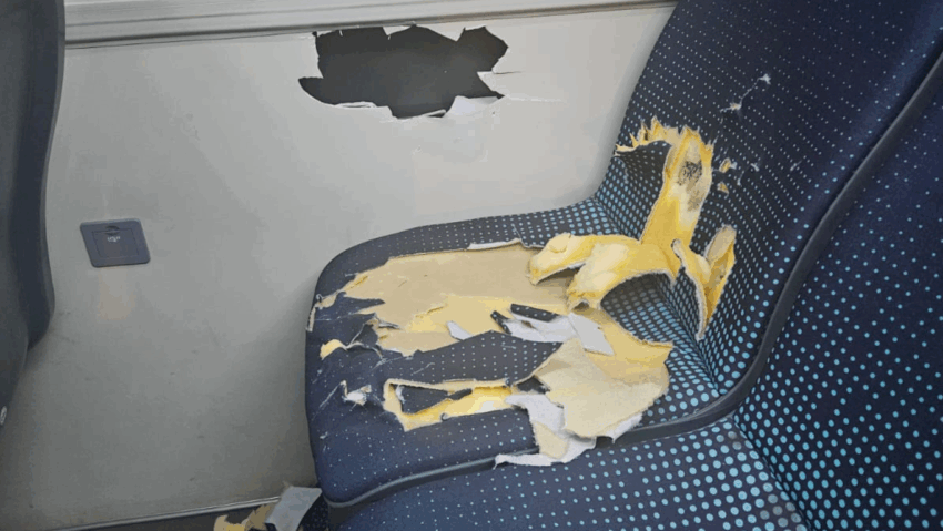 Reșița: Act de vandalism într-un autobuz electric – Poliția a deschis o anchetă pentru identificarea autorului