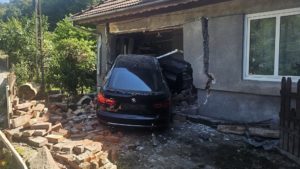 Accident spectaculos la ieșirea din Reșița! Un șofer de BMW a spulberat Cantonul de la Minda