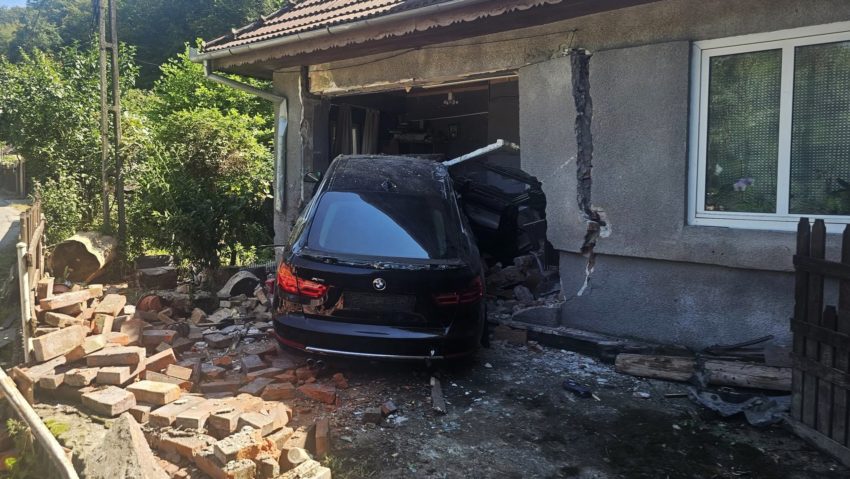 Accident spectaculos la ieșirea din Reșița! Un șofer de BMW a spulberat Cantonul de la Minda Accident spectaculos la ieșirea din Reșița! Un șofer de BMW a spulberat Cantonul de la Minda