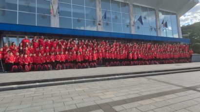 Ședință foto în roșu și negru! Tinerii sportivi de la CSM Reşiţa şi-au prezentat noile echipamente!