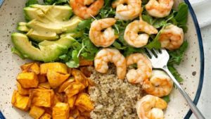 Prânzul de duminică: rețete savuroase cu salată de avocado și creveți, friptură de porc la cuptor și tartă cu fructe de pădure