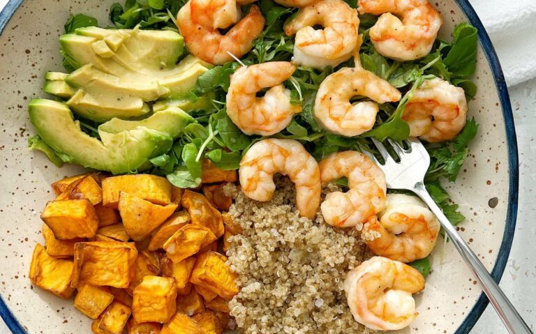 Prânzul de duminică: rețete savuroase cu salată de avocado și creveți, friptură de porc la cuptor și tartă cu fructe de pădure