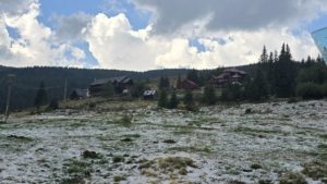 Primii fulgi de zăpadă din toamna 2025, pe crestele Apusenilor – surpriză la Vlădeasa, în județul Cluj