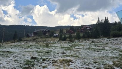 Primii fulgi de zăpadă din toamna 2025, pe crestele Apusenilor – surpriză la Vlădeasa, în județul Cluj