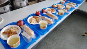 Masă sănătoasă în școlile din Arad: 1571 de elevi beneficiază de pachete alimentare și mese calde