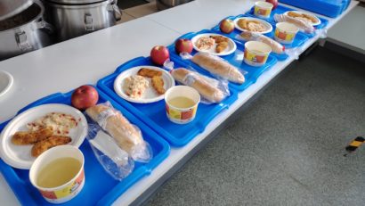 Masă sănătoasă în școlile din Arad: 1571 de elevi beneficiază de pachete alimentare și mese calde