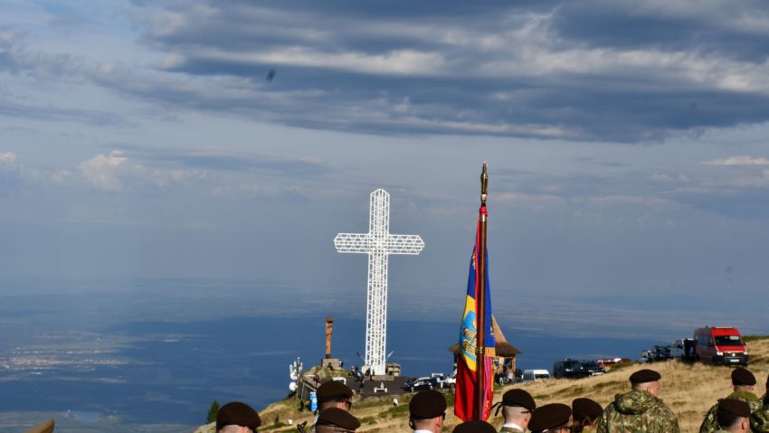 Două decenii de rugăciune și pelerinaj la Crucea-monument de pe Muntele Mic Două decenii de rugăciune și pelerinaj la Crucea-monument de pe Muntele Mic