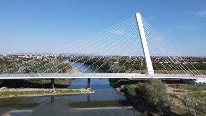 Podul peste Mureș din Arad: lucrările continuă în ciuda solicitărilor de oprire