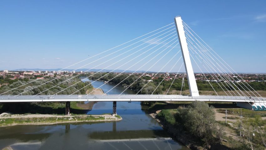 Podul peste Mureș din Arad: lucrările continuă în ciuda solicitărilor de oprire Podul peste Mureș din Arad: lucrările continuă în ciuda solicitărilor de oprire