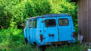 Primăria Timișoara eliberează domeniul public de vehicule abandonate și creează locuri de parcare între blocuri