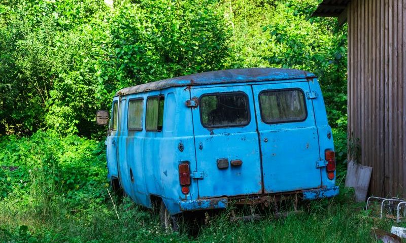 Primăria Timișoara eliberează domeniul public de vehicule abandonate și creează locuri de parcare între blocuri