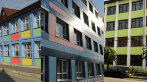 Elevii din Caransebeș încep școala în unități modernizate și renovate
