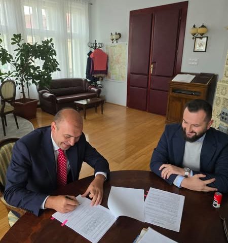 A fost semnat contractul pentru Centrul de Îngrijiri Paliative din Caransebeș