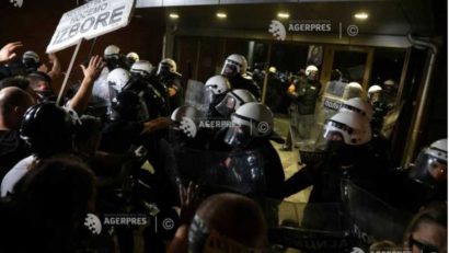 Serbia: Mii de manifestanți reclamă organizarea de alegeri anticipate
