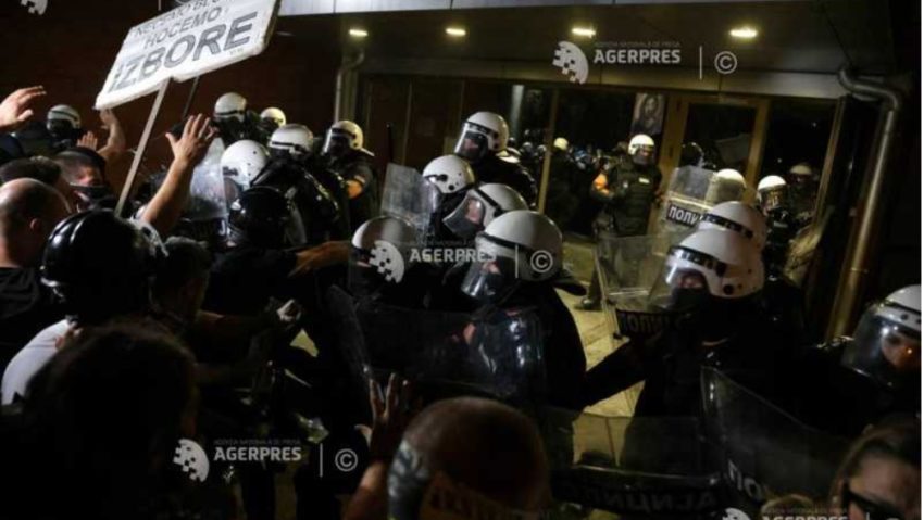Serbia: Mii de manifestanți reclamă organizarea de alegeri anticipate