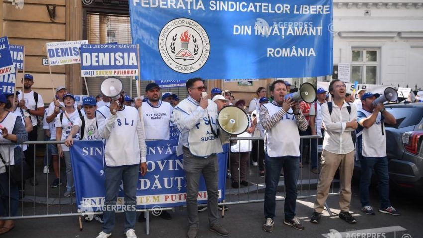 Sindicatele din Educație boicotează începutul anului școlar 2025–2026: pichetare la Guvern și marș de protest spre Palatul Cotroceni Sindicatele din Educație boicotează începutul anului școlar 2025–2026: pichetare la Guvern și marș de protest spre Palatul Cotroceni