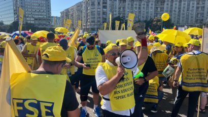 Sindicatele din educaţie avertizează cu grevă generală. Profesorii din Caraş-Severin s-au alăturat protestului naţional din Capitală