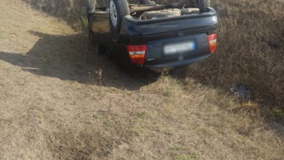 Reținut după o urmărire în trafic în județul Timiș: șofer fără permis, răsturnat într-un canal