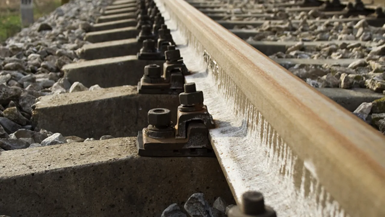 Circulația trenurilor, suspendată temporar pe secția Roșiori Nord – Atârnați din cauza unei ruperi de șină