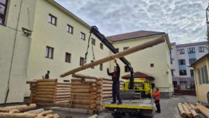 Între carte și rugăciune – în curtea Colegiului Național „Traian Lalescu” din Reșița se ridică o capelă, simbol al credinței și al unității